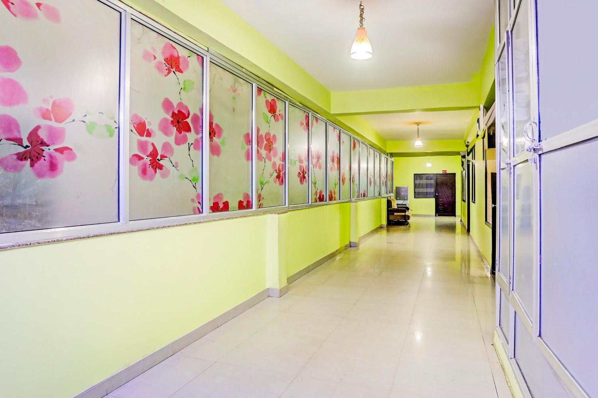 Super Hotel O Hyderabad Gate Iit Bhu Kakarmatha Eksteriør billede