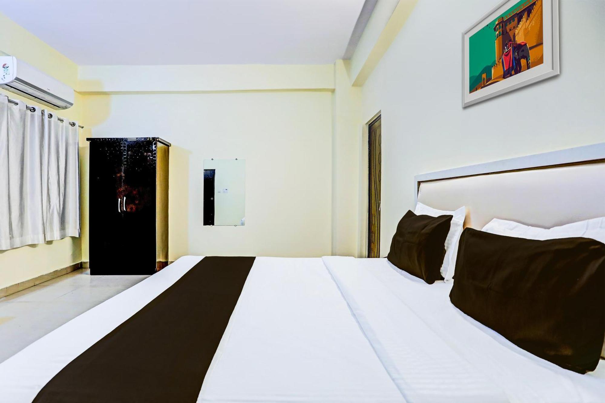 Super Hotel O Hyderabad Gate Iit Bhu Kakarmatha Eksteriør billede