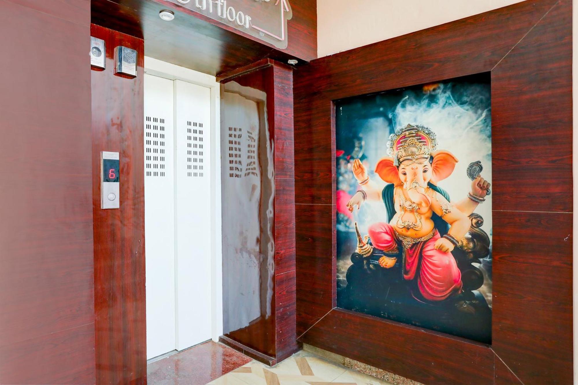 Super Hotel O Hyderabad Gate Iit Bhu Kakarmatha Eksteriør billede
